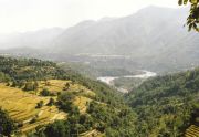 Terassenfelder am Fluss Kaligandak