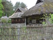 Rumsiskies - altes Haushaus mit typisch - geflochtenen Holzzaun