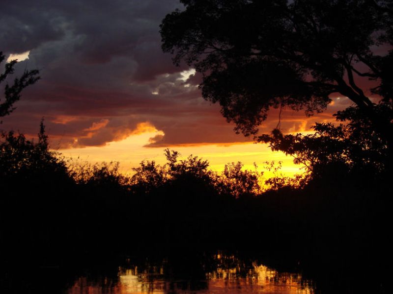 Sonnenuntergang am Fluss „Rio Claro“
